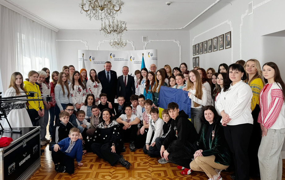 Dzieci z Ukrainy nawiedziły Ambasadę w Warszawie