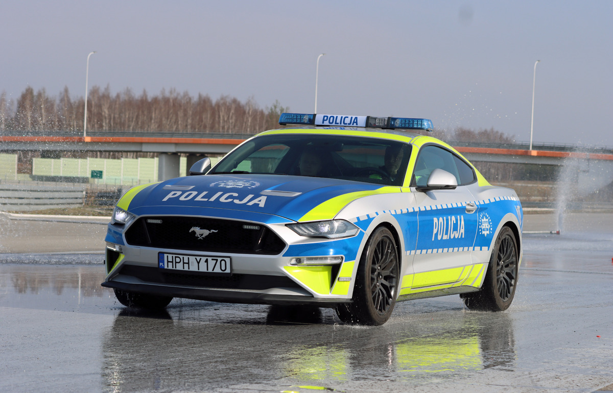 Funkcjonariusze ćwiczą jazdę w ekstremalnych warunkach za kierownicą policyjnego Mustanga