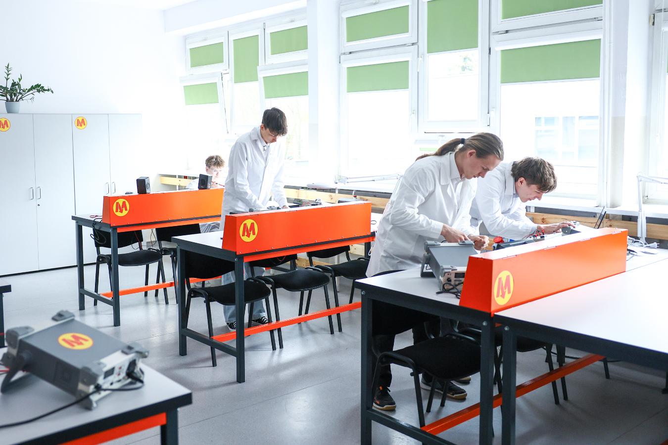 Metro Warszawskie uruchomiło nowoczesną pracownię w technikum elektronicznym na Żoliborzu