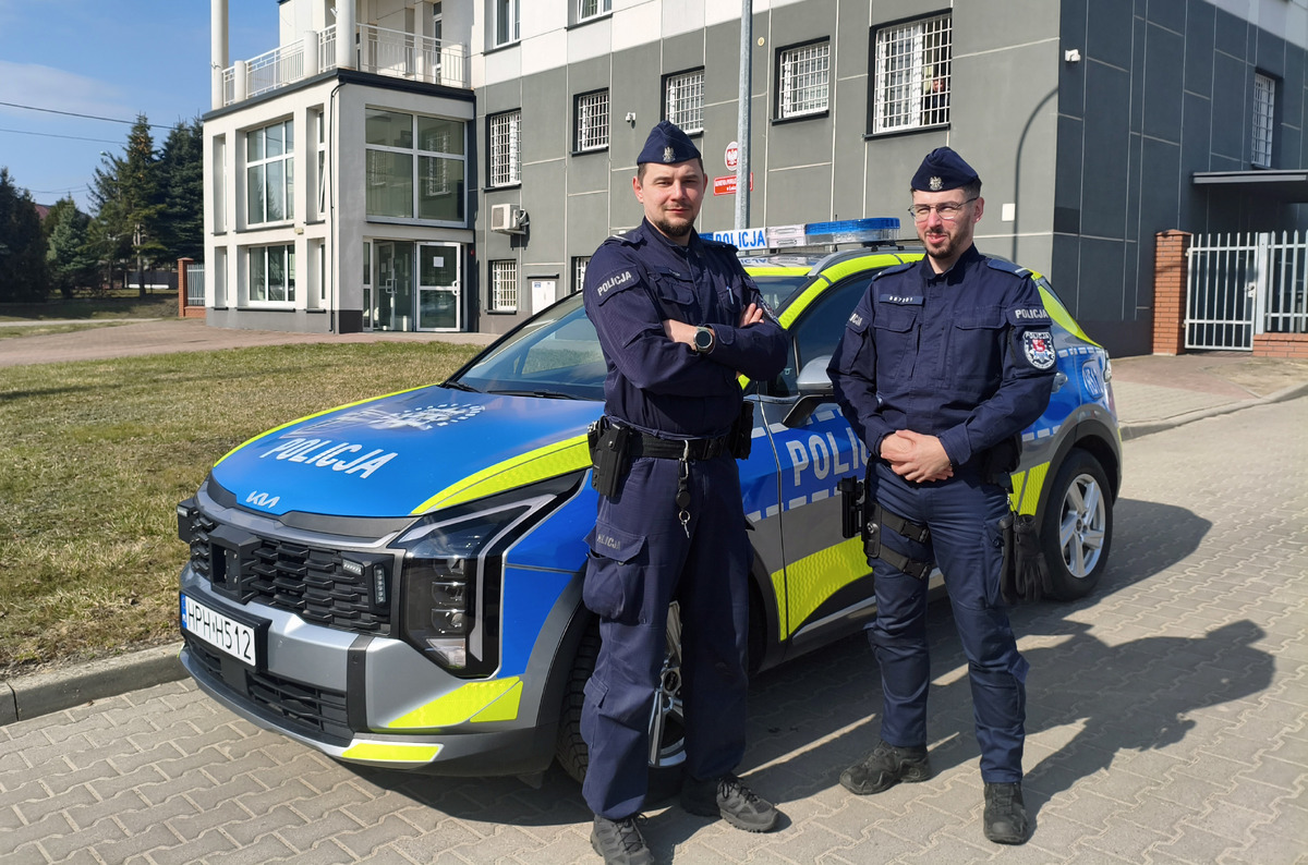 Policjanci wsparli osobę w kryzysie bezdomności. Kupili mężczyźnie artykuły spożywcze