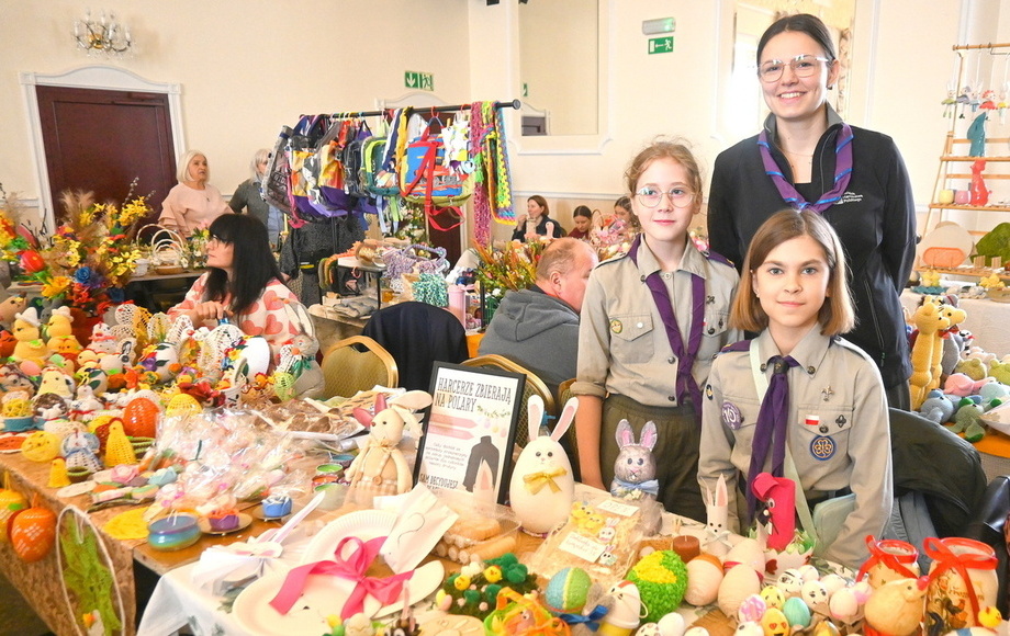 Powiatowy Kiermasz Wielkanocny – kolorowe stoły i świąteczny klimat