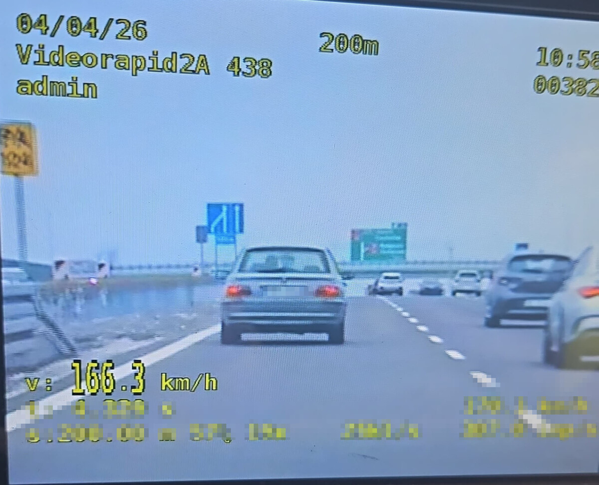 21-latek jechał 166 km/h na DK7. Miał zakaz sądowy i był poszukiwany – trafił prosto do aresztu