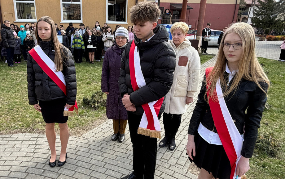 Apel Katyński w Szkole Podstawowej nr 3 im. Stanisława Wyspiańskiego w Płońsku