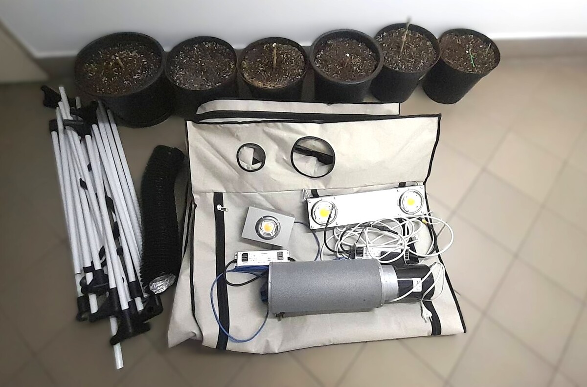 Kokaina, marihuana, mefedron i sprzęt do uprawy konopi. Kryminalni aresztowali dwóch podejrzanych i zabezpieczyli znaczną ilość narkotyków