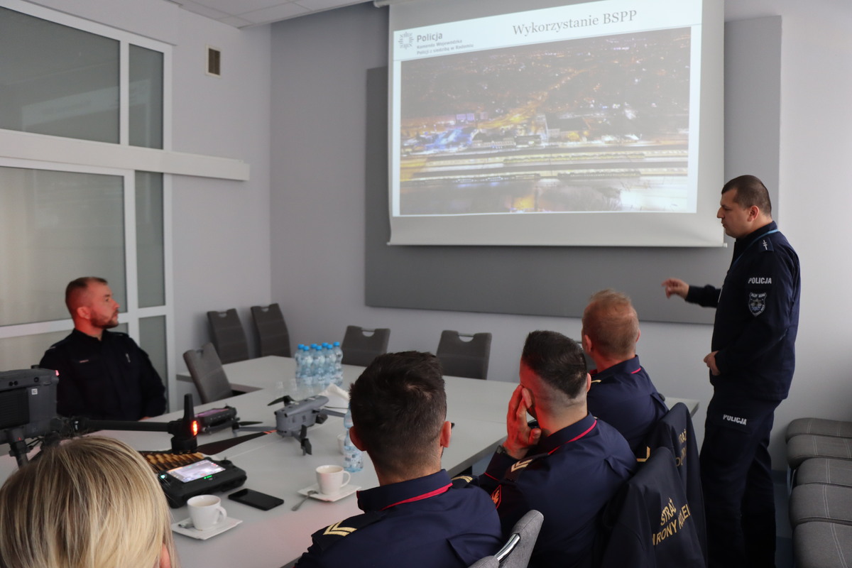 Mazowiecka Policja i Straż Ochrony Kolei zacieśniają współpracę – wspólne szkolenie z użyciem dronów