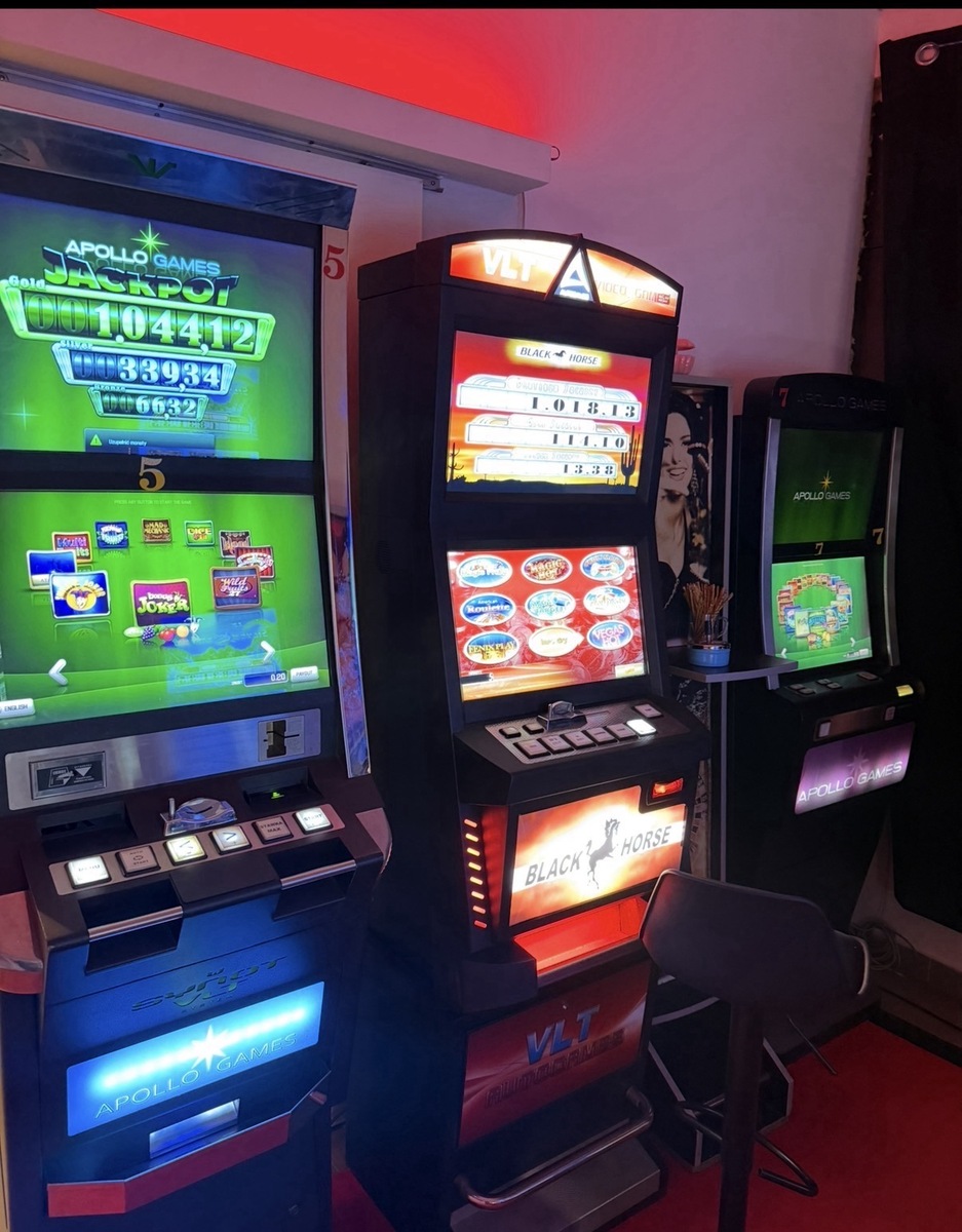 Nielegalne automaty do gier w jednym z lokali w Siedlcach - policjanci zabezpieczyli majątek o wartości ponad 80 tysięcy złotych