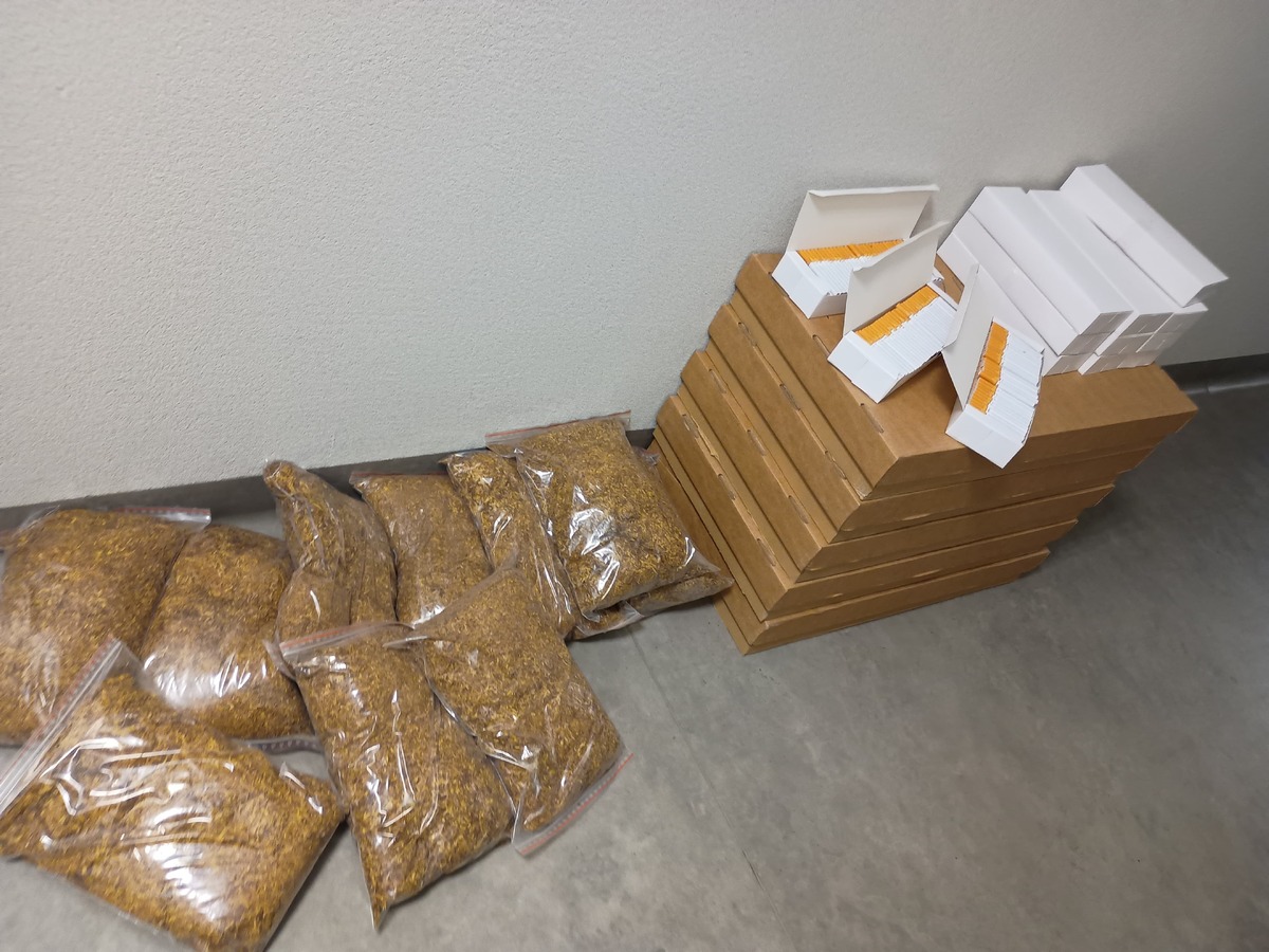 Nielegalne papierosy schowane w sekretnym schowku za regałem sklepowym. Zatrzymano dwóch obywateli Armenii