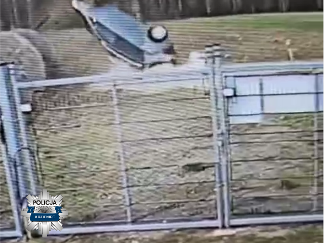 Nieodpowiedzialność za kierownicą – pijana kobieta dachowała z dzieckiem w aucie. Nagranie ku przestrodze