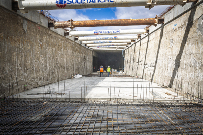 Pierwsze płyty torowe w tunelu tramwajowym do Dworca Zachodniego są już gotowe