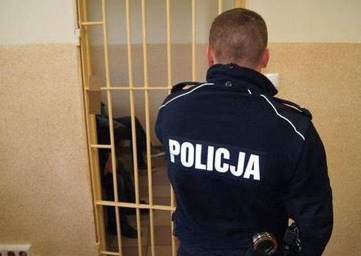 Policjanci nie odpuścili. Poszukiwanego odnaleźli…na strychu pod stertą ubrań