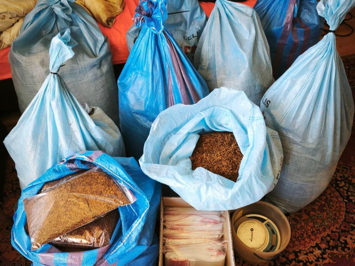 Policjanci rozbili zorganizowaną grupę przestępczą produkującą nielegalne papierosy