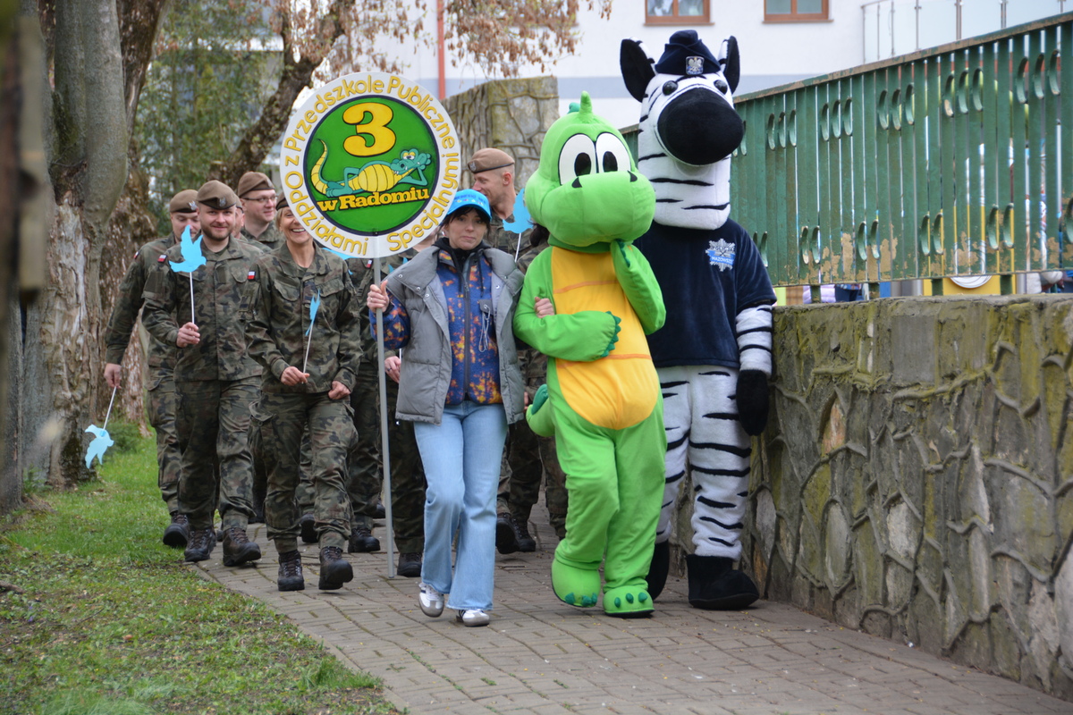 Policjanci wsparli świadomość autyzmu podczas III Regionalnego Niebieskiego Biegu w Radomiu