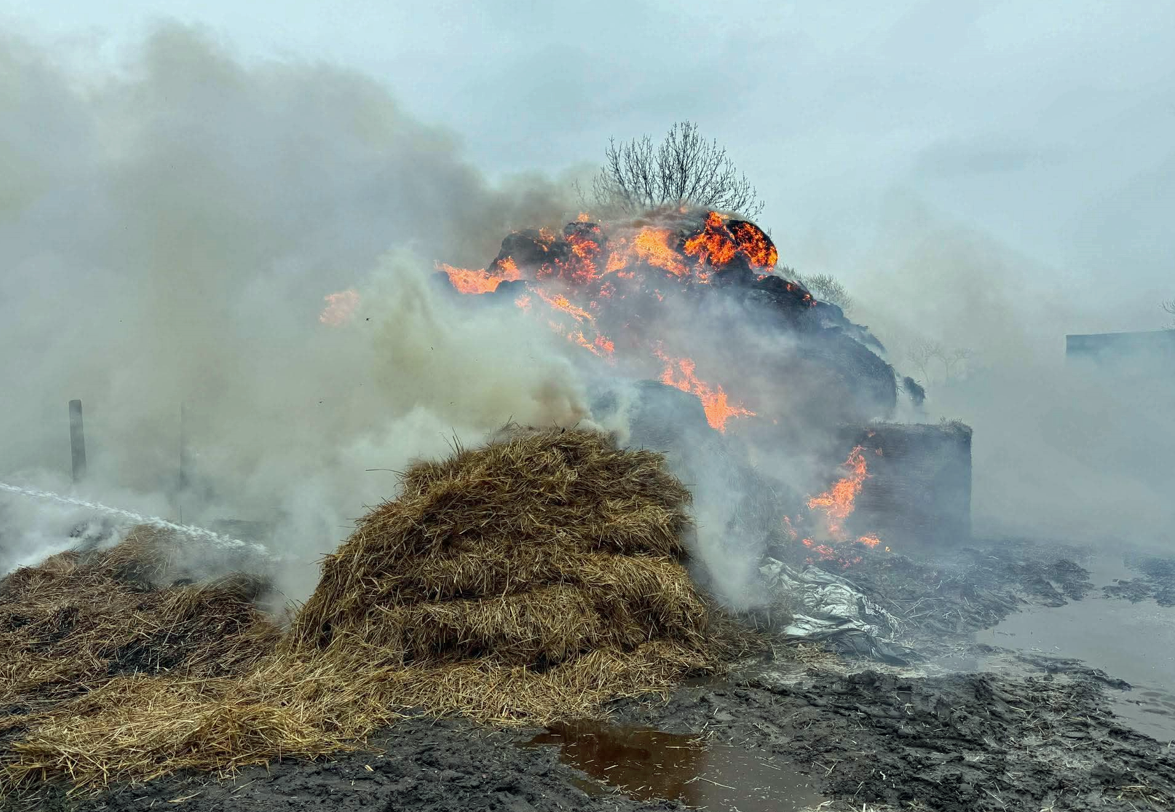 Policjanci zatrzymali sprawców podpalenia bel słomy