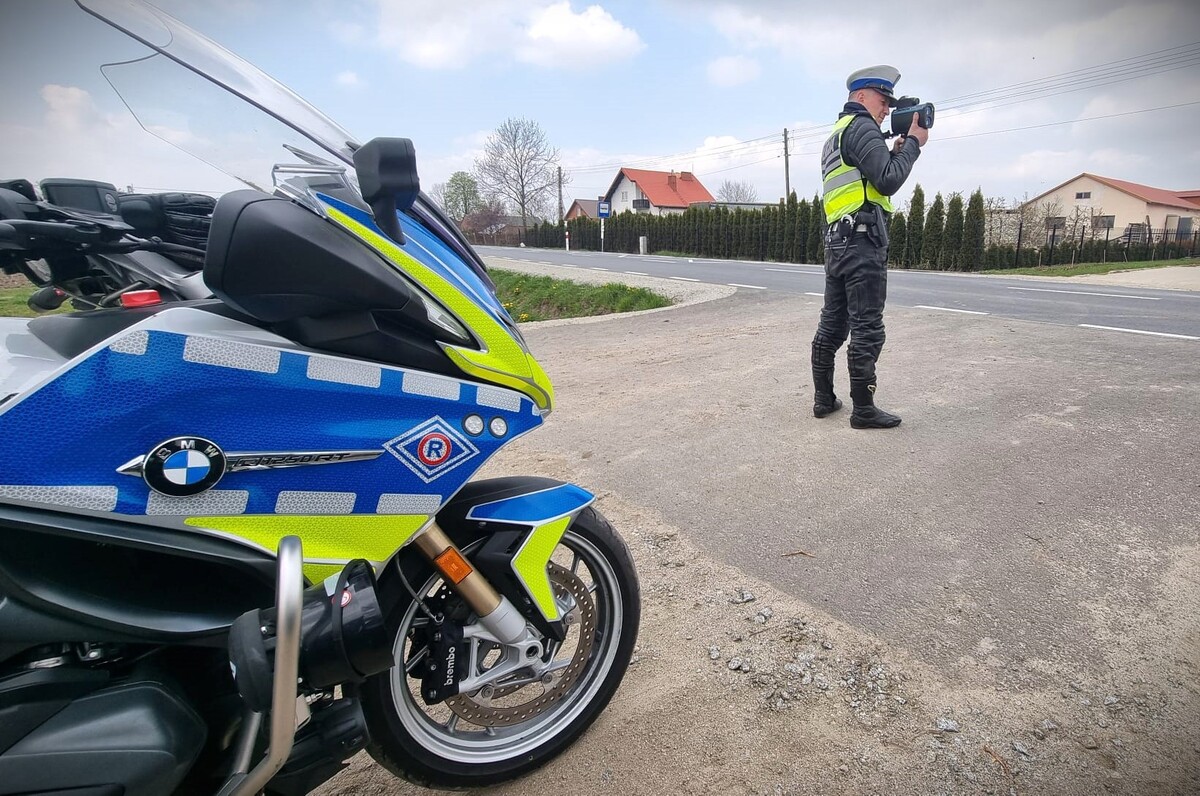 Policyjne działania na rzecz poprawy bezpieczeństwa na drogach – setki wykroczeń, większość za prędkość