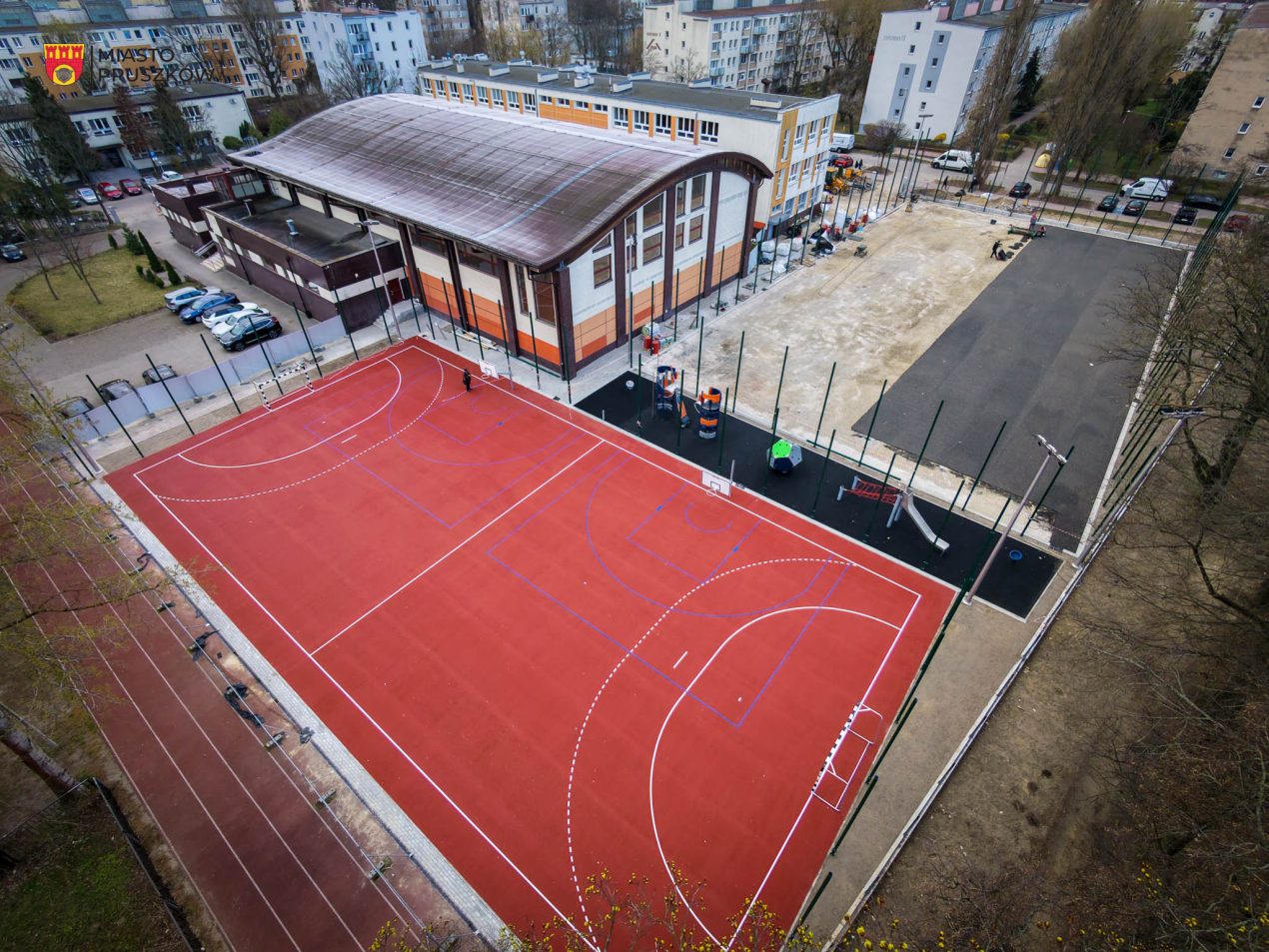 Prace przy modernizacji boisk przy Szkole Podstawowej nr 4 wchodzą w kluczową fazę