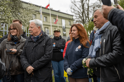 Różany ogród i tablica - stolica czci Przybora i Wasowskiego