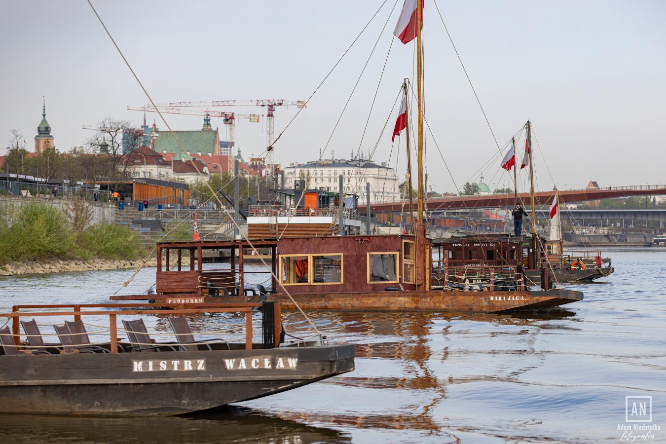 Tańczące łodzie w Dzielnicy Wisła – spektakl z okazji Dnia Flagi w Warszawie