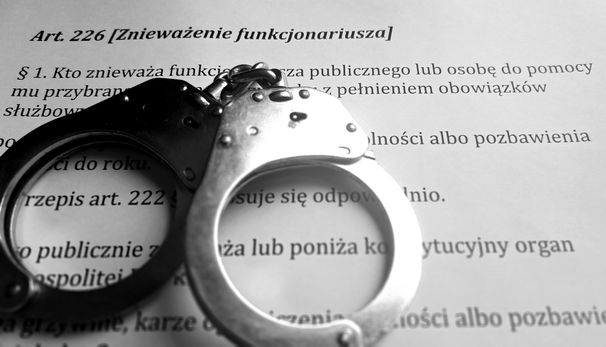 Z zębami na policjantów. Sprawcom grozi nawet 3 lata więzienia