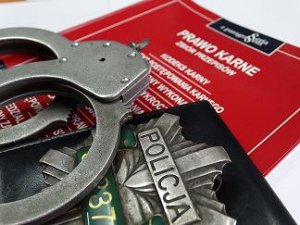 Zakopał tablice rejestracyjne, zdemolował przyczepę i schował się pod łóżkiem. Policjanci zatrzymali 23-latka