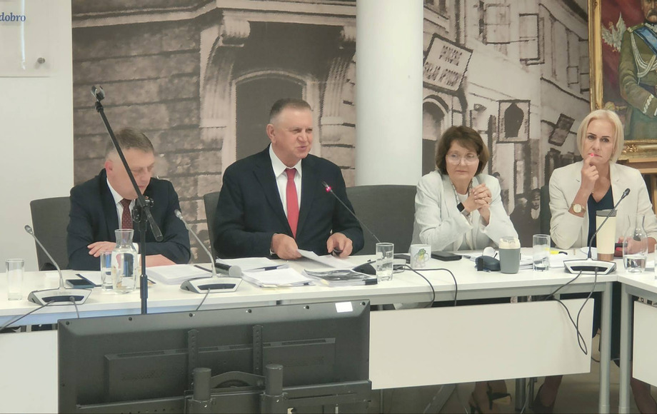 Burmistrz Andrzej Pietrasik otrzymał wotum zaufania i absolutorium za 2025 rok