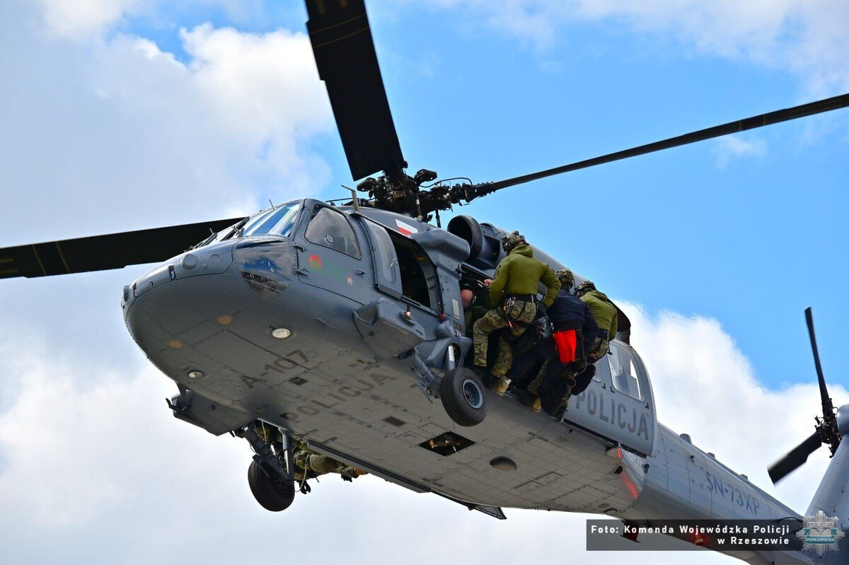 Ćwiczenia wysokościowe przy użyciu policyjnego śmigłowca Black Hawk
