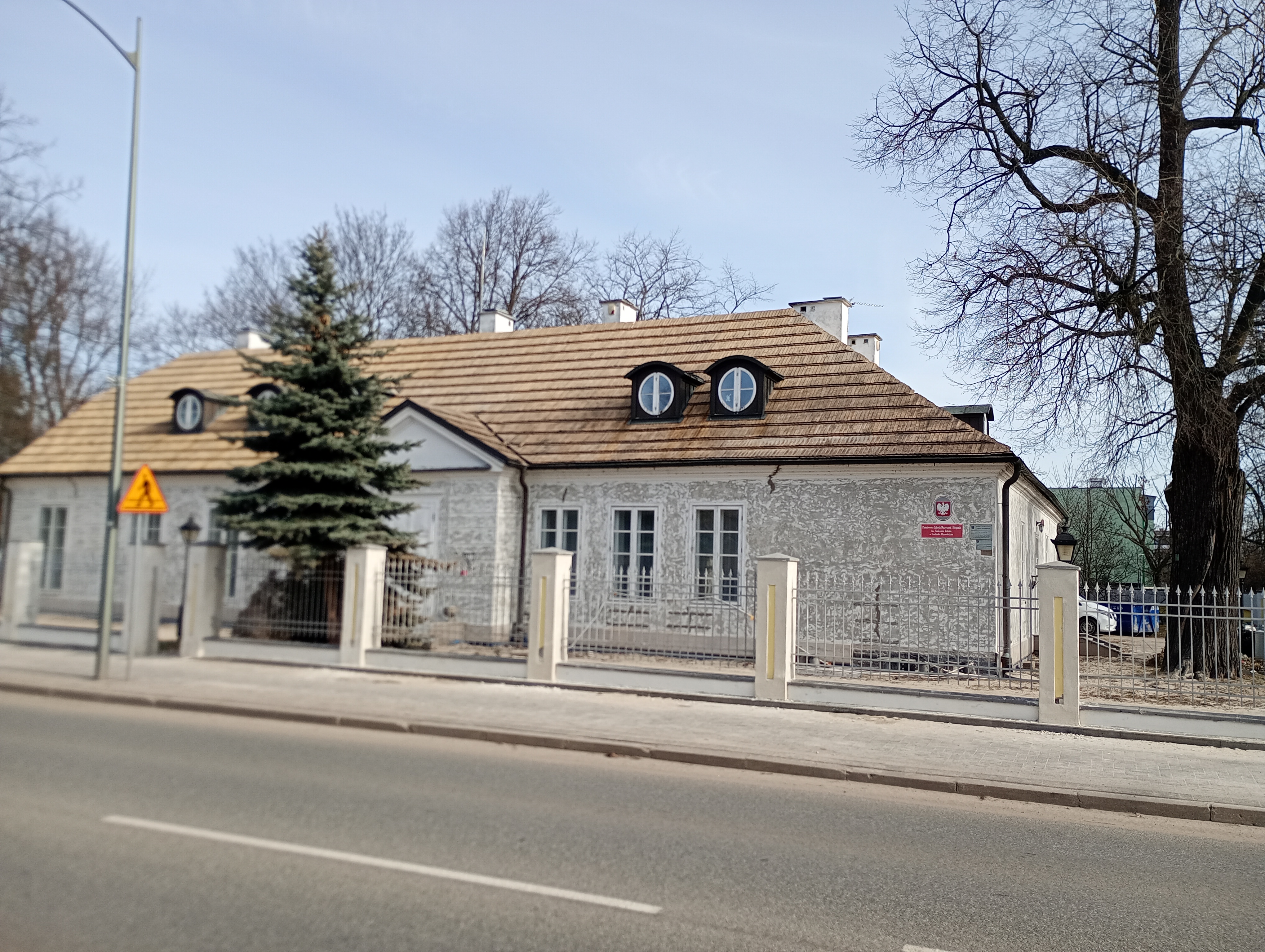 Dach Dworku Skarbków w nowej wersji