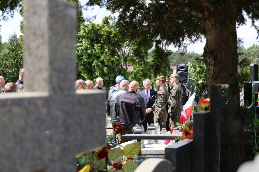 Hołd dla poległego żołnierza