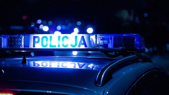 Kierujący na zakazie, poszukiwany pasażer oraz narkotyki w aucie