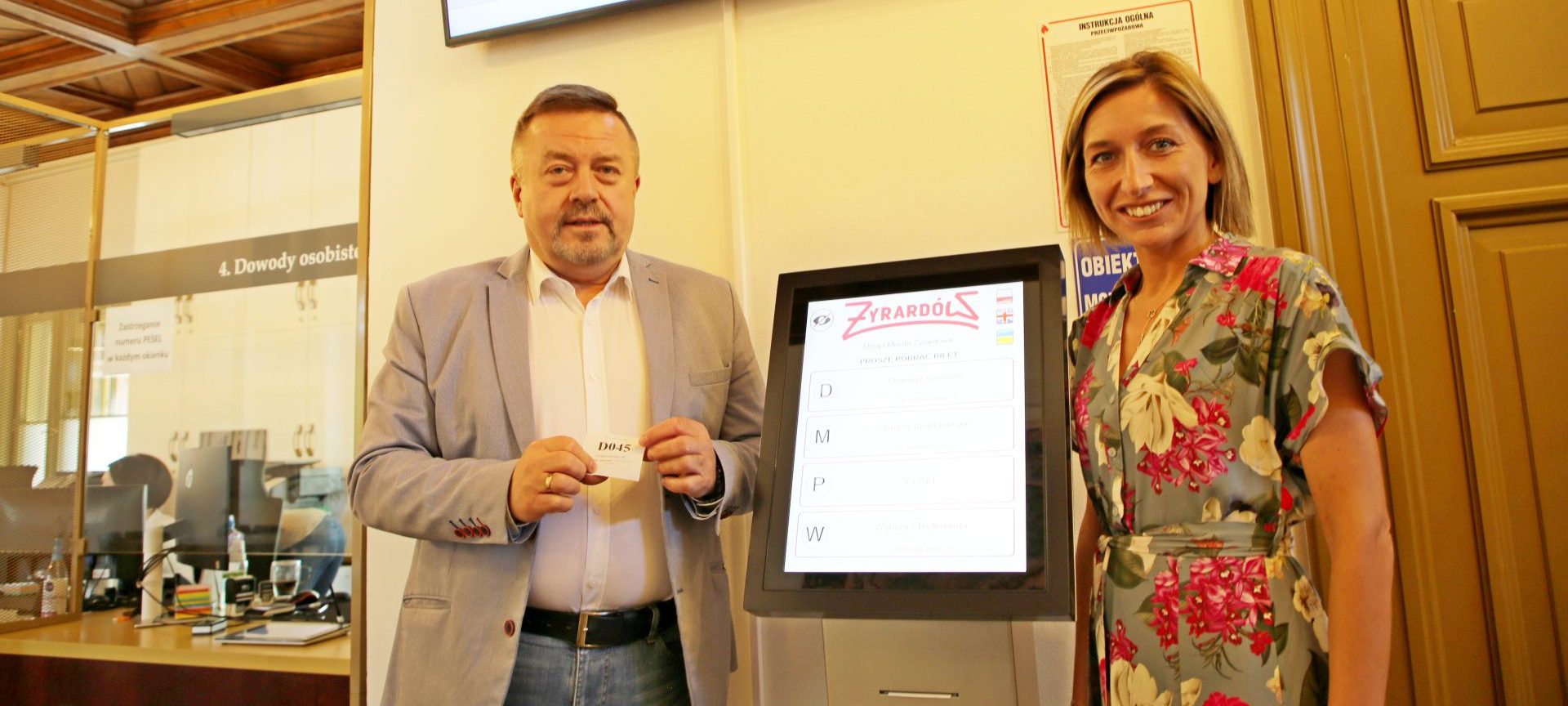 Kolejkomat stoi na straży porządku w kolejce