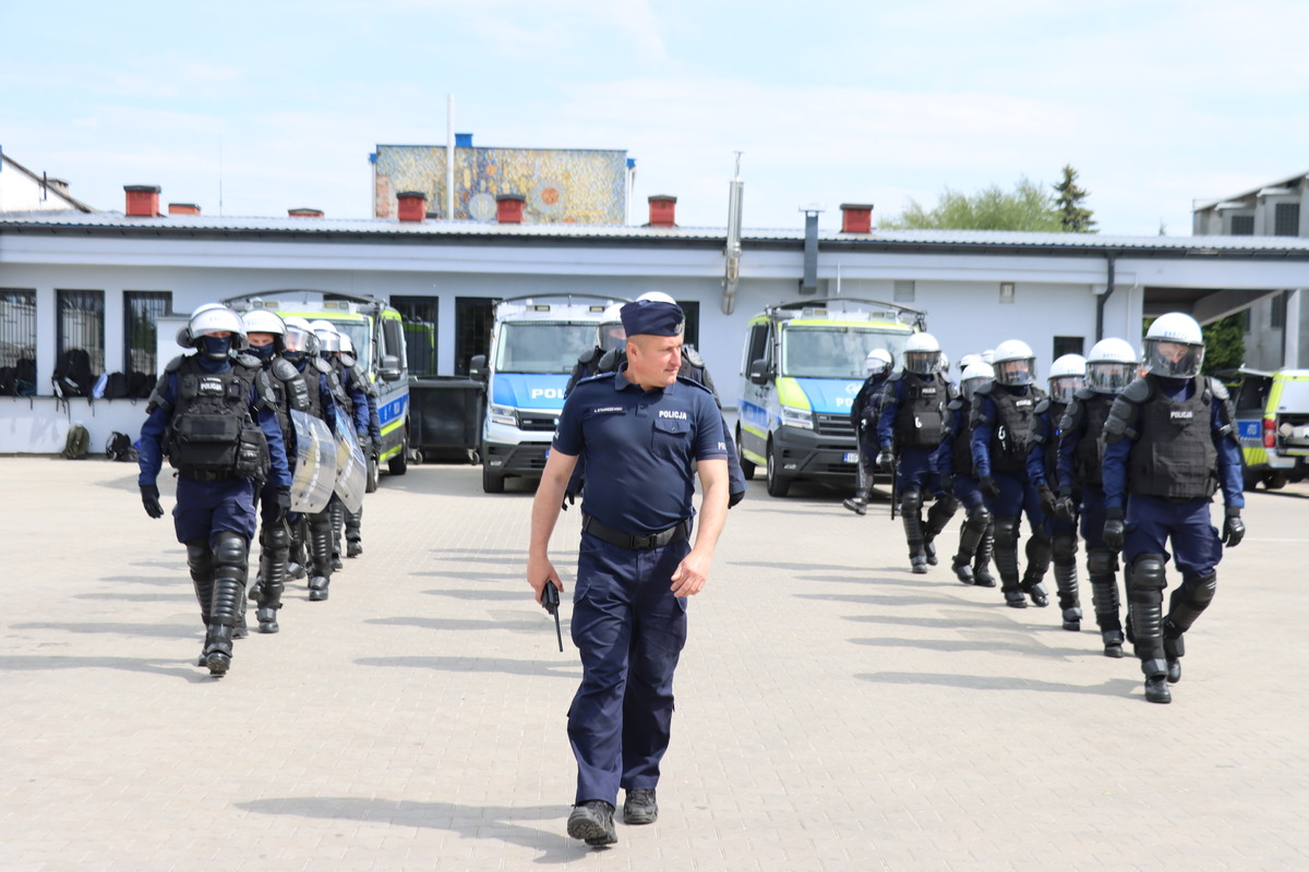 Mundurowa młodzież poznała „od kuchni" pracę policjantów. Wyjątkowe spotkanie z prewencją i kontrterrorystami z Radomia