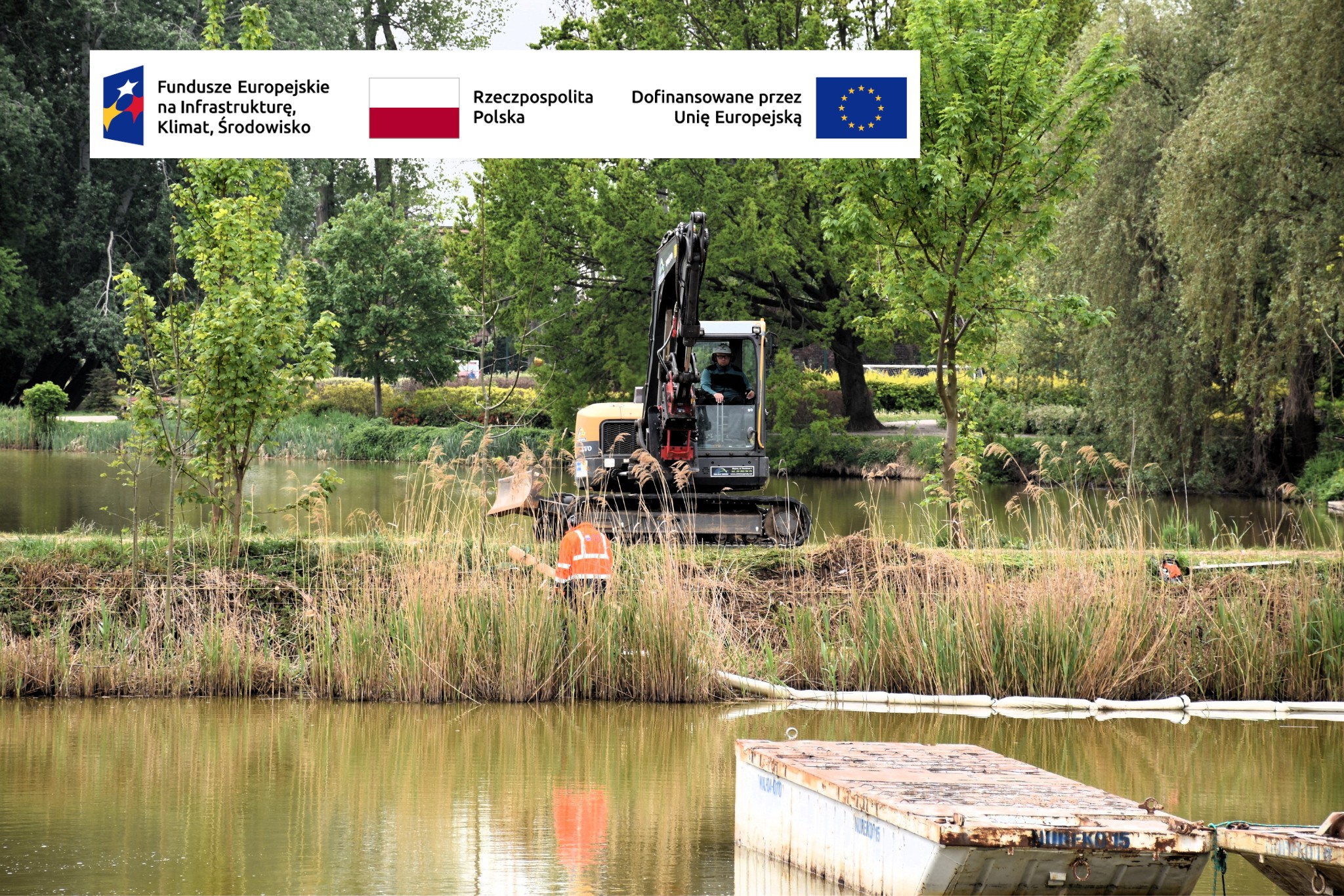 Nie ustają prace na Rutkach - trwa instalacja palisady