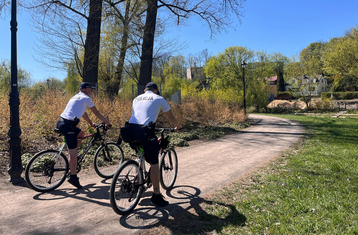 Patrole rowerowe policji na pułtuskich ścieżkach