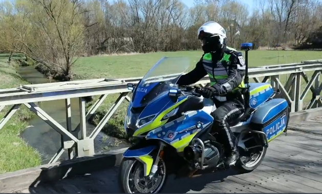 Policyjny motocyklista zatrzymał sprawców kradzieży