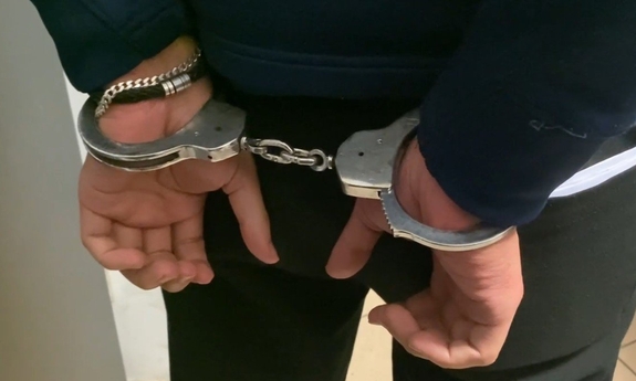 Skradziony towar schował pod kurtką. Nie sądził, że obserwuje go policjant