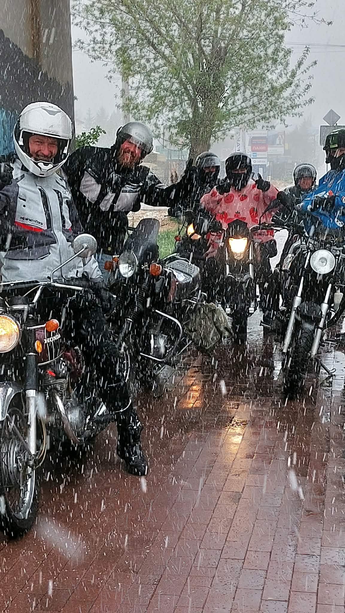 Zabytkowe maszyny i kwietniowy śnieg w trakcie 10. Mińskiego Rajdu Motocyklowego