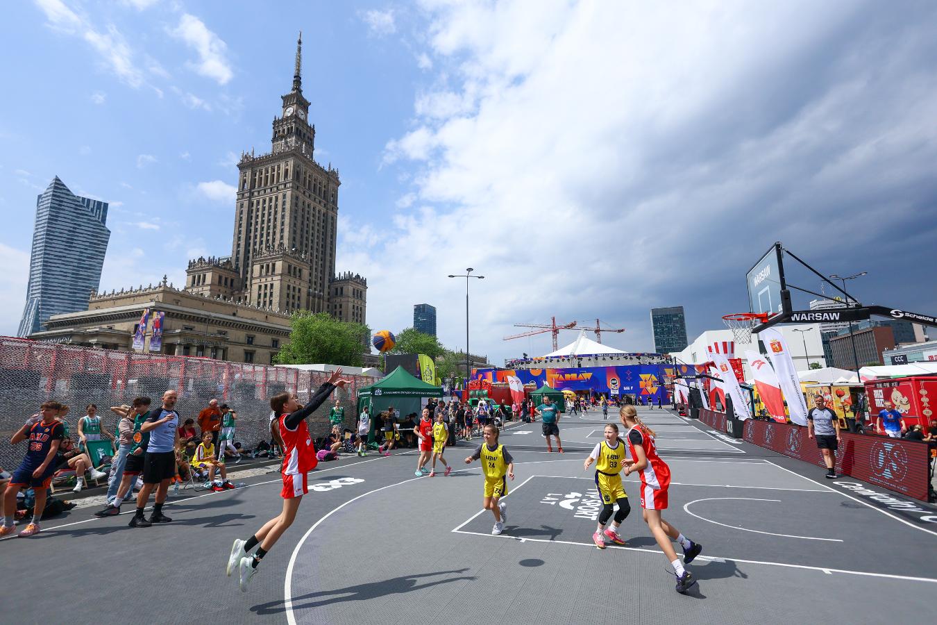 Cała Warszawa kibicuje Mai Chwalińskiej – tenisowa strefa kibiców pod Kinoteką przy Pałacu Kultury i Nauki