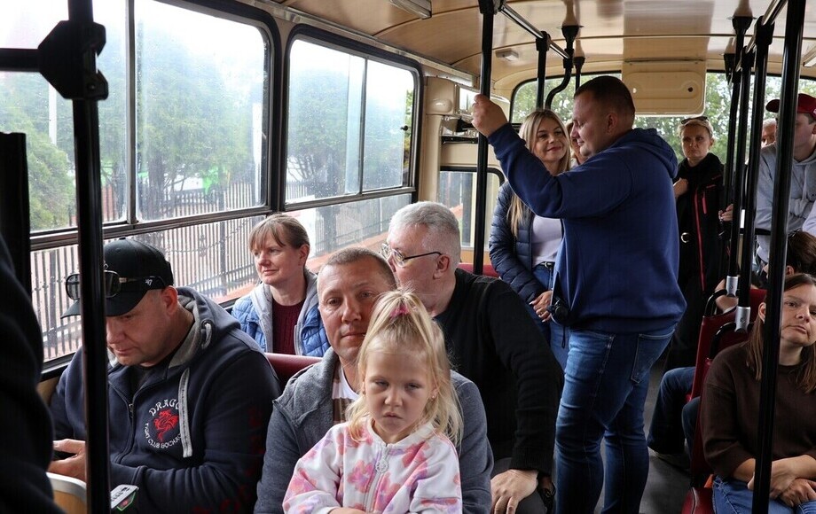Czerwony autobus po ulicach miasta mknął