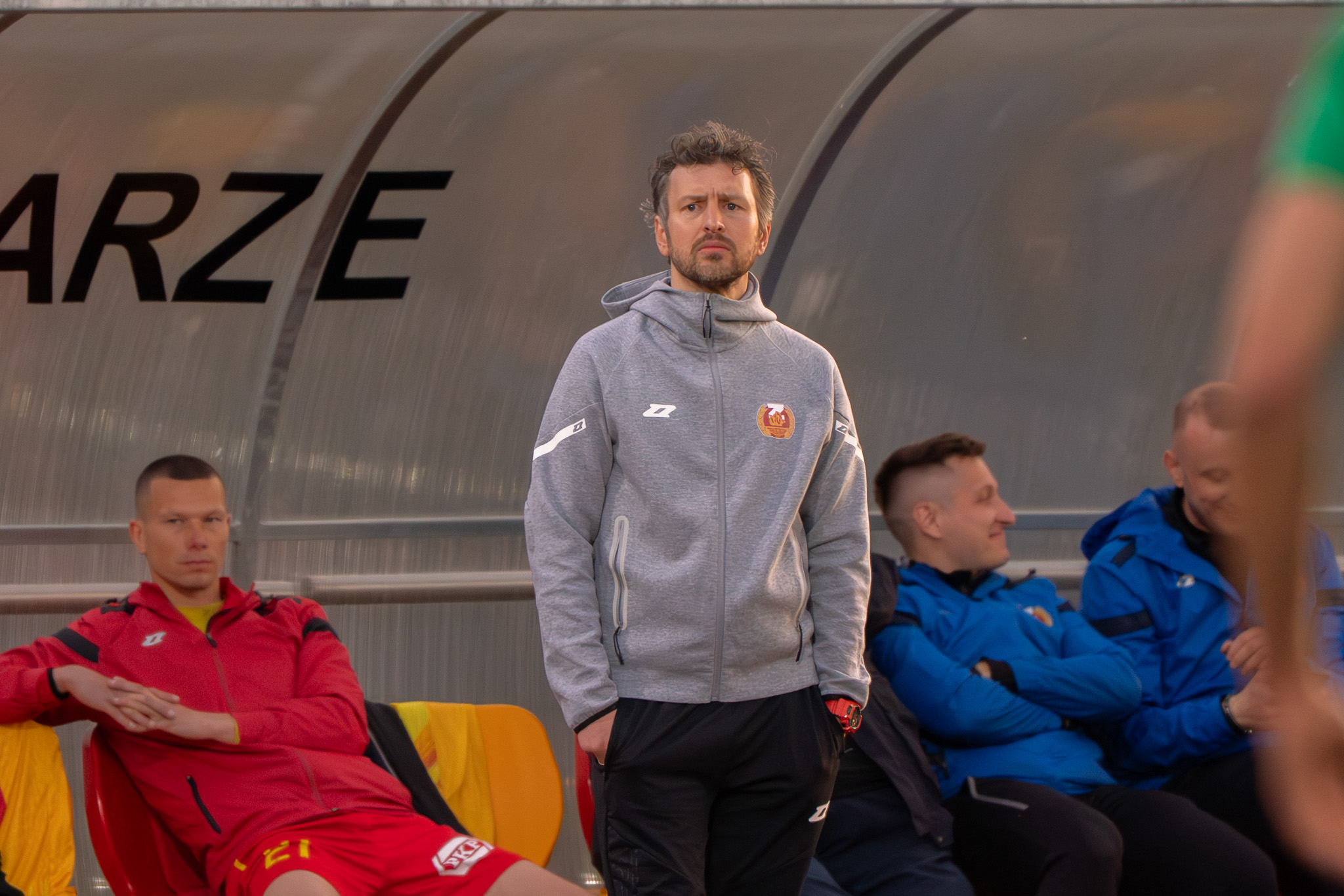 Łukasz Smolarow pozostaje w Zniczu. Trener przedłużył kontrakt do 2027 roku.