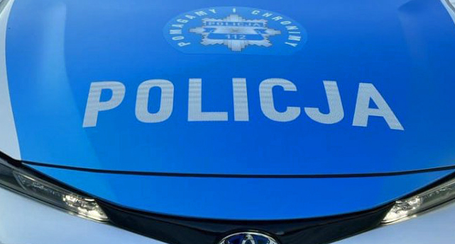 Pijackie roszady w dymącym aucie, czujna mieszkanka oraz szybka akcja policjantów