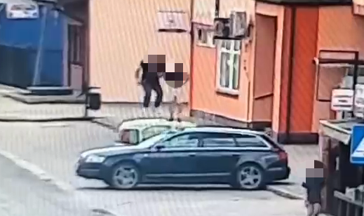 Skakali po dachach aut. Zniszczyli dwa samochody