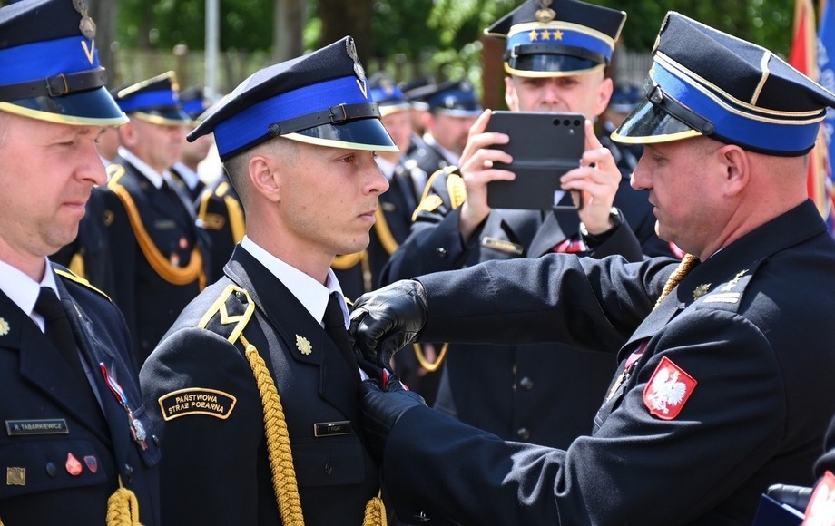Uroczysty apel podczas Powiatowych Obchodów Dnia Strażaka